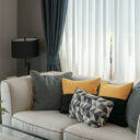 Jak dobrać poduszki do zasłon i wnętrza salonu lub sypialni?