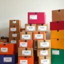 Jak zaprojektować i wykorzystać system etykiet do przeprowadzki, by uniknąć chaosu i błędów przy pakowaniu