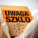 Jak oznaczać kartony ze szkłem, by zabezpieczyć delikatną zawartość w transporcie i przeprowadzce