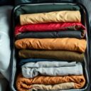 Jak skutecznie pakować kurtki i płaszcze do przeprowadzki, by uniknąć zagnieceń i zaoszczędzić miejsce