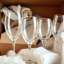 Jak bezpiecznie pakować kieliszki do przeprowadzki: techniki, materiały i typowe błędy do uniknięcia