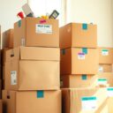 Kartony Essentials: jak oznaczyć je skutecznie i bezpiecznie podczas przeprowadzki