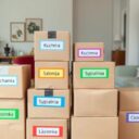 Jak efektywnie oznaczać kartony według pomieszczeń, by przyspieszyć rozpakowywanie i zachować porządek podczas przeprowadzki