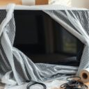 Jak bezpiecznie przygotować i zabezpieczyć telewizor do transportu podczas przeprowadzki